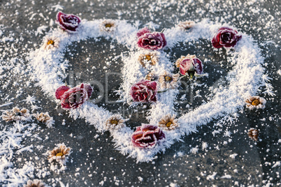 Herz aus Schnee mit Rosen