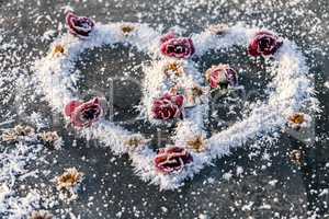 Herz aus Schnee mit Rosen