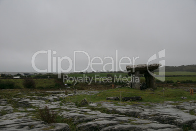 Poulnabrone Dolmen Tomb in Burren Irleland,