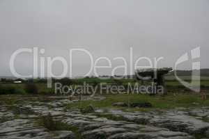 Poulnabrone Dolmen Tomb in Burren Irleland,