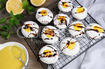 Dessert "Pavlova" of meringue with lemon kurd