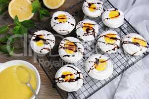 Dessert "Pavlova" of meringue with lemon kurd