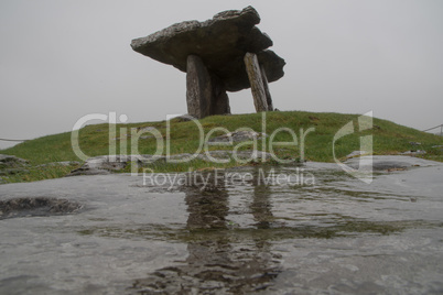 Poulnabrone Dolmen Tomb in Burren Irleland,