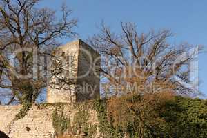 Turm und Mauer der Burg Greene im Weserbergland