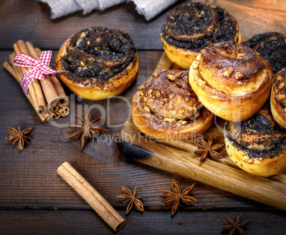 sweet round buns with cinnamon and poppy seeds   close up