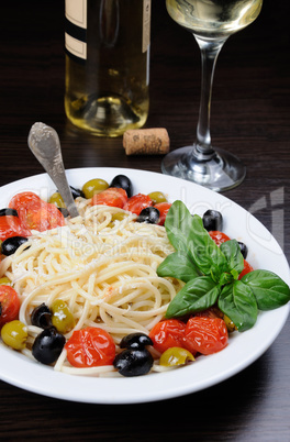 Spaghetti with olives and tomatoes