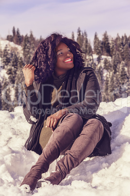 Fröhliche Afrikanerin im Winter