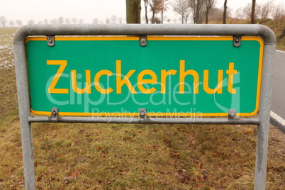 Ortseingangsschild: Zuckerhut