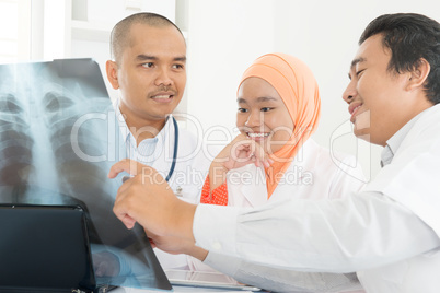 Medical doctors discussing on x-ray image