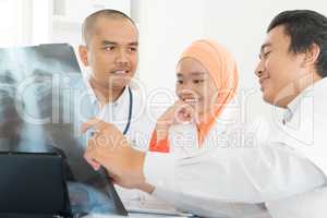 Medical doctors discussing on x-ray image