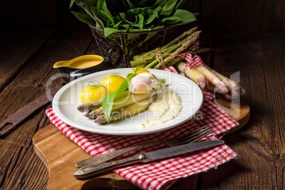 asparagus with egg and fresh wild garlic