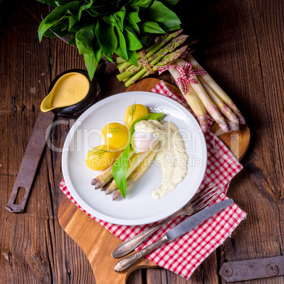 asparagus with egg and fresh wild garlic