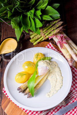 asparagus with egg and fresh wild garlic