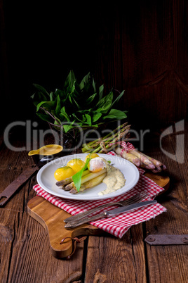 asparagus with egg and fresh wild garlic