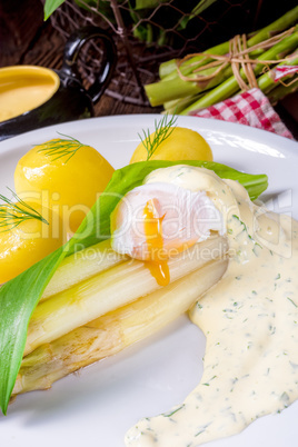 asparagus with egg and fresh wild garlic