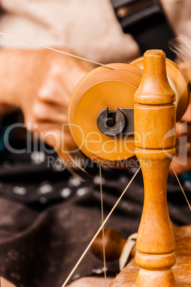 Craftsman spinning cotton