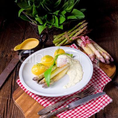 asparagus with egg and fresh wild garlic