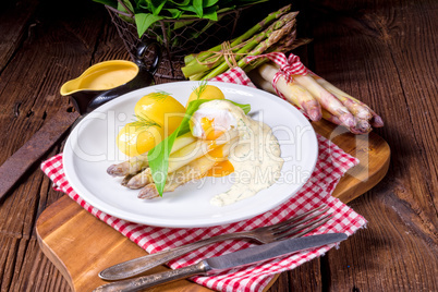asparagus with egg and fresh wild garlic