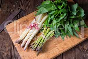 Bear's garlic with white and green asparagus