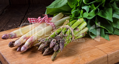 Bear's garlic with white and green asparagus