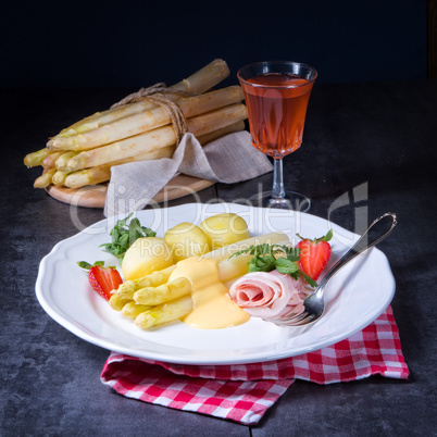 asparagus with boiled ham and hollandaise sauce