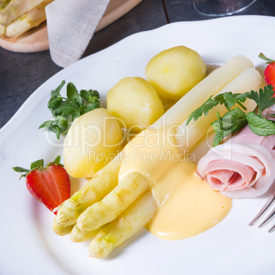 asparagus with boiled ham and hollandaise sauce