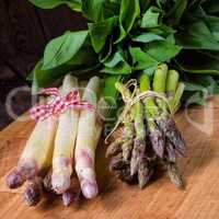 Bear's garlic with white and green asparagus