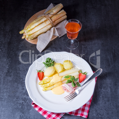 asparagus with boiled ham and hollandaise sauce