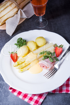 asparagus with boiled ham and hollandaise sauce