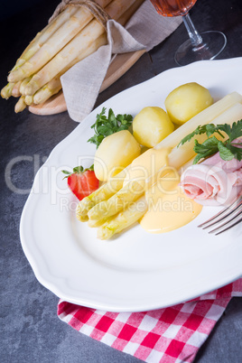 asparagus with boiled ham and hollandaise sauce