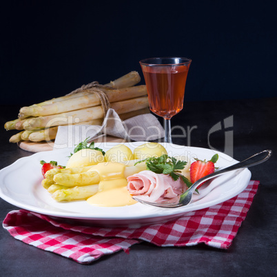 asparagus with boiled ham and hollandaise sauce