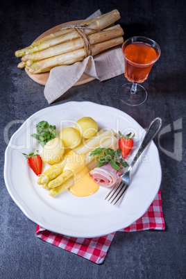 asparagus with boiled ham and hollandaise sauce