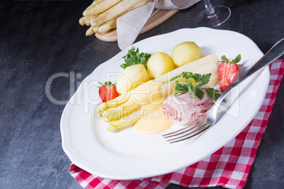 asparagus with boiled ham and hollandaise sauce