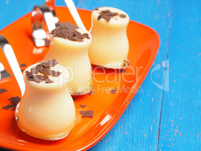 Sweet vanilla puding with chocolate flakes