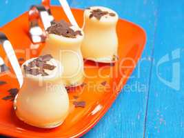 Sweet vanilla puding with chocolate flakes