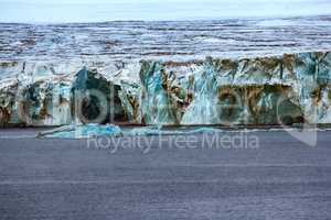 40-metres wall of glacier