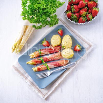 asparagus ham rolls with strawberries and hollandaise