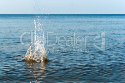 splash water, stone throw in the water, splashing away from the stone thrown into the water