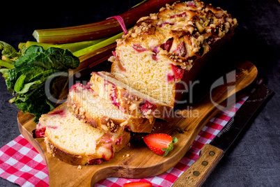brioches with rhubarb, strawberry and streusel