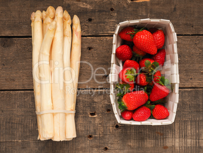 Fresh organic strawberries and white asparagus