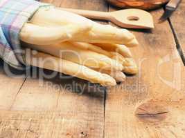 Raw organic white asparagus