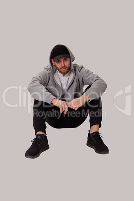 Junger Mann sitzend am Boden
