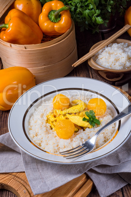 Chicken strips with rice and sweet mirabelle in curry sauce