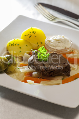 Tafelspitz-Fleisch auf einem Teller mit Gemüse
