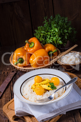 Chicken strips with rice and sweet mirabelle in curry sauce