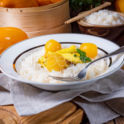 Chicken strips with rice and sweet mirabelle in curry sauce