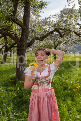 lachendes bayrisches junge Frau