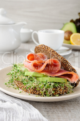 Sandwich with ham and avocado