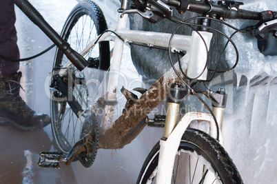 dirty white bike, white bike is dirty with dirt, wash white bike from dirt