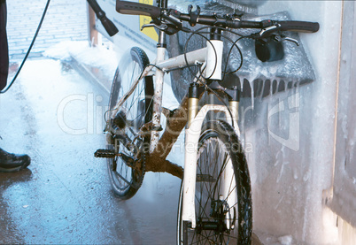 dirty white bike, white bike is dirty with dirt, wash white bike from dirt